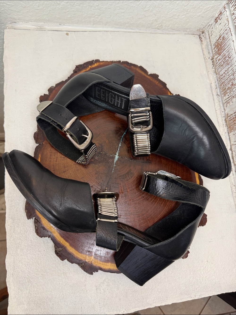 EEIGHT LEATHER SHOES